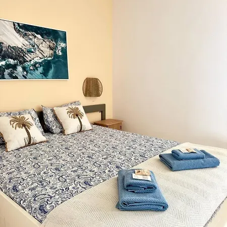 El Amanecer Apartment *